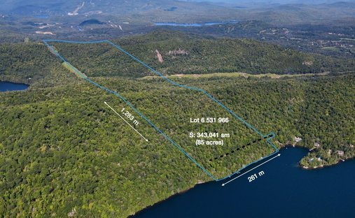 Land in Mont-Tremblant, Québec, Kanada 1
