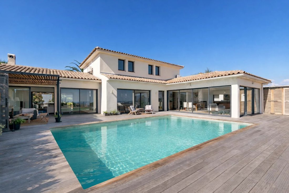 Villa in Les Adrets-de-l'Estérel, Provence-Alpes-Côte d'Azur, France 1 - 17629453