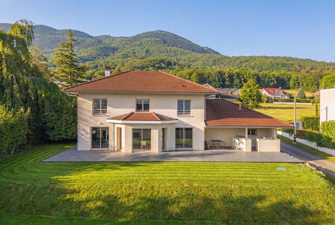 House in Divonne-les-Bains, Auvergne-Rhône-Alpes, France 1 - 16960016