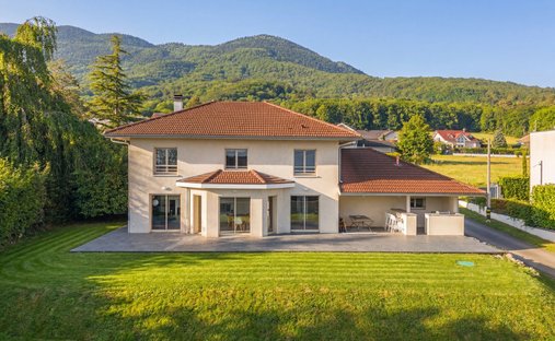 Casa a Divonne-les-Bains, Auvergne-Rodano-Alpi, Francia 1