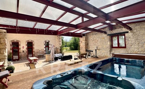 House in La Guerche-sur-l'Aubois, Centre-Val de Loire, France 1