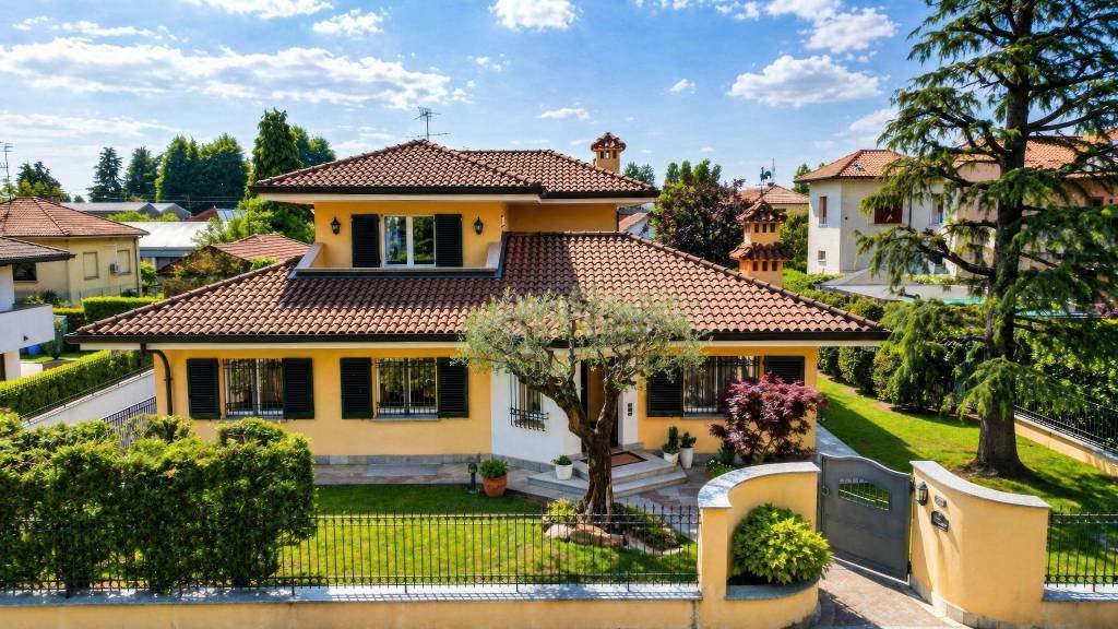 Villa in Center, Gallarate, Lombardy 2 - 17851688