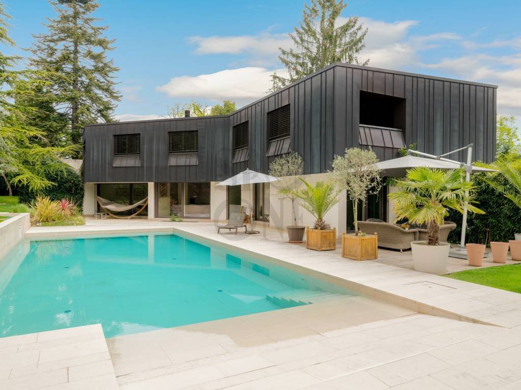 A Contemporary Villa In The Heart Of Conches