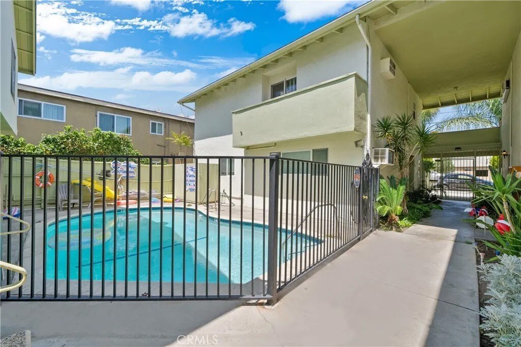 Los Angeles, California, United States 5 - 17855302