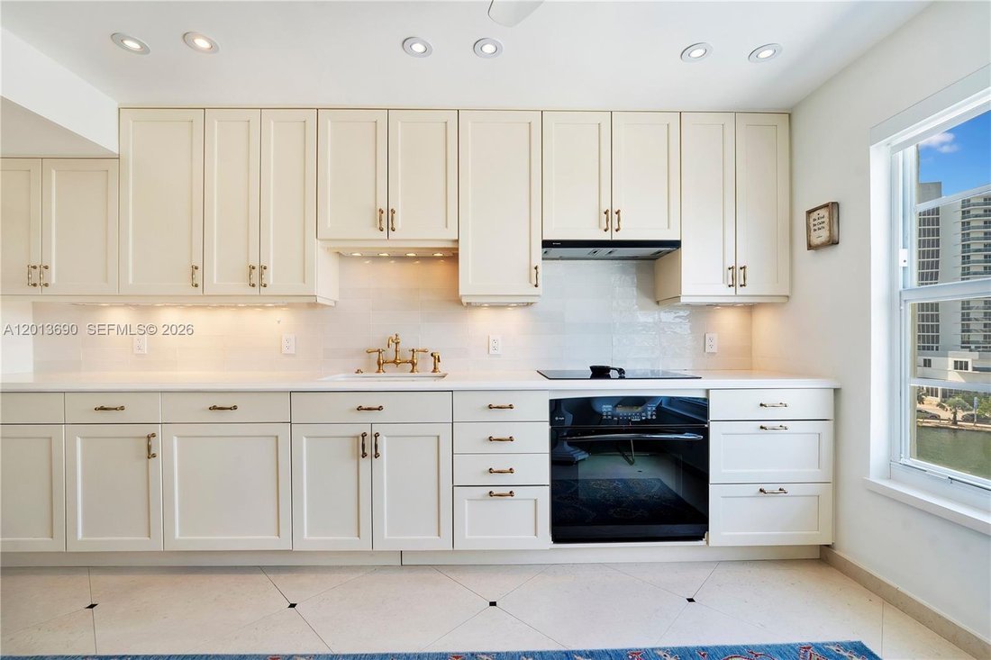 Condo in Miami Beach, Florida, United States 4 - 17852795