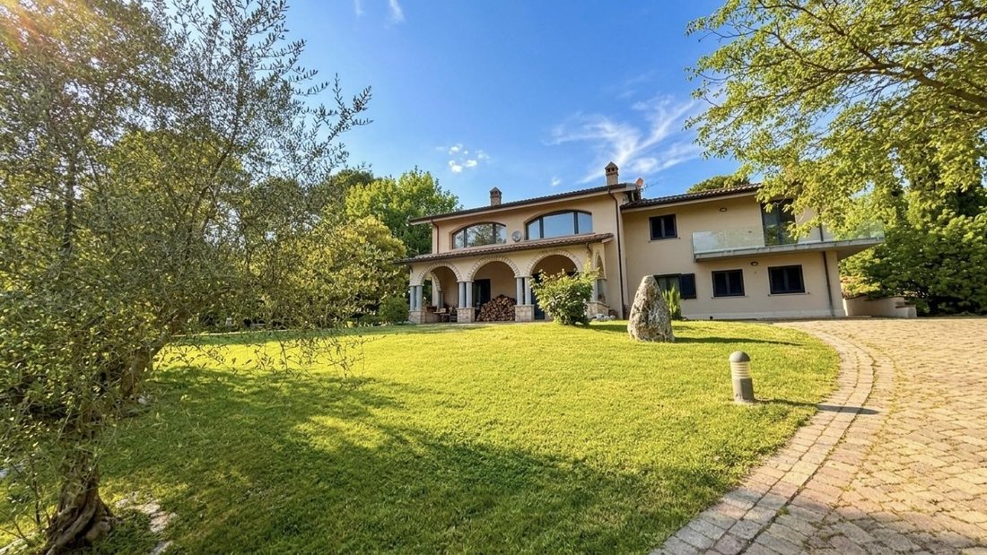 Villa in Rivodutri, Lazio, Italy 1 - 17853078