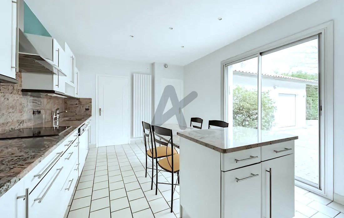 Villa in Saint-Cyr-au-Mont-d'Or, Auvergne-Rhône-Alpes, France 5 - 17852649