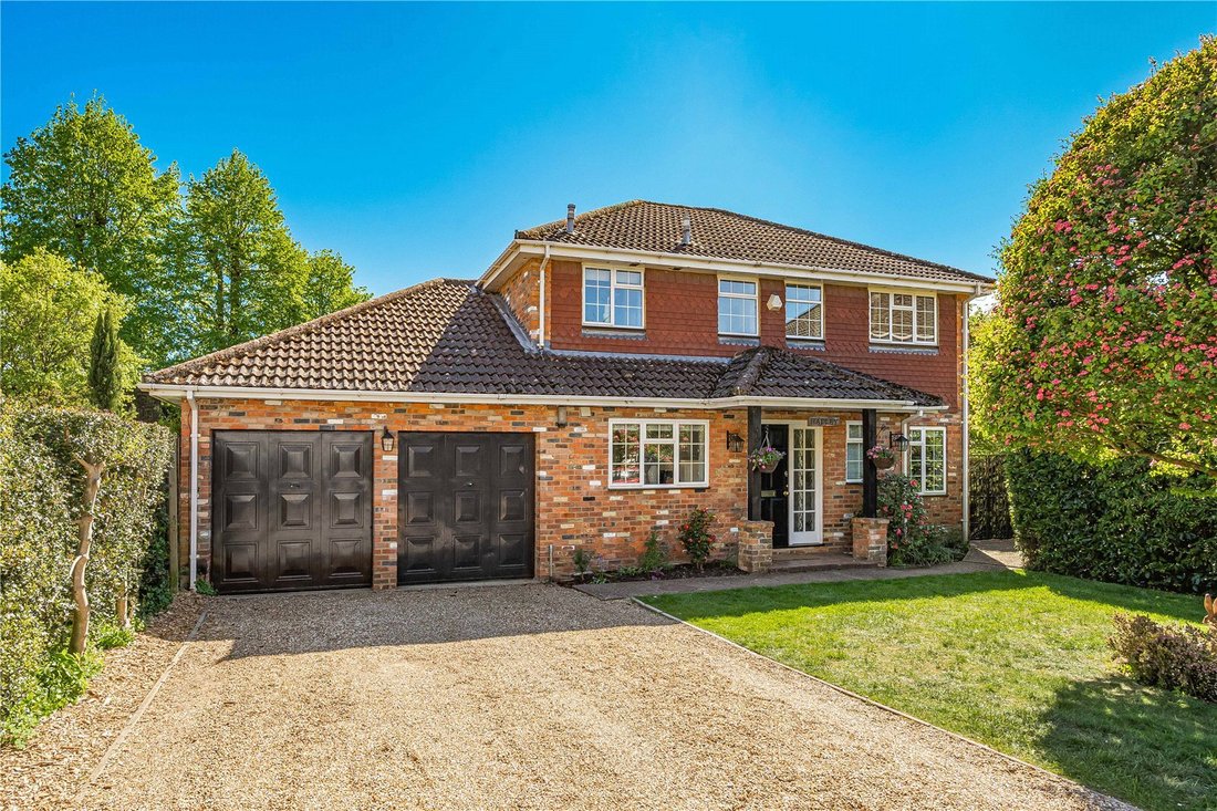 House in Ash Vale, England 3 - 17851621