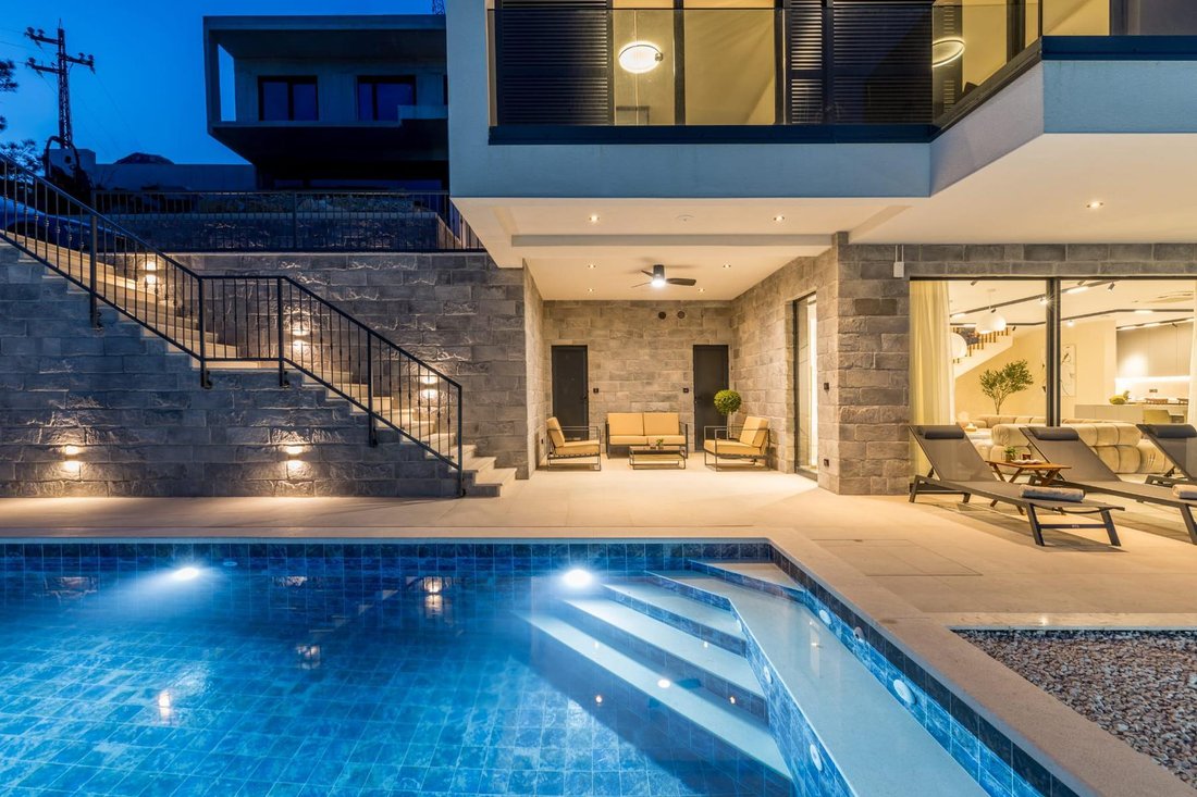 Villa in Dugi Rat, Split-Dalmatia County, Croatia 1 - 13566137