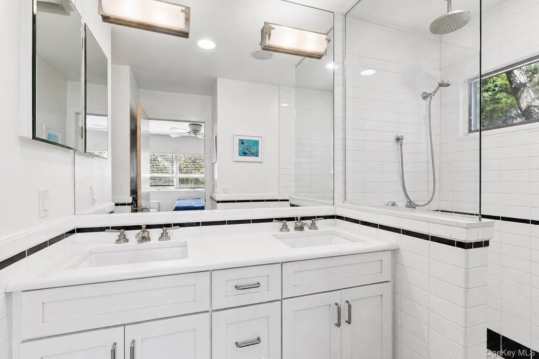 House in Yaphank, New York, United States 5 - 17764598