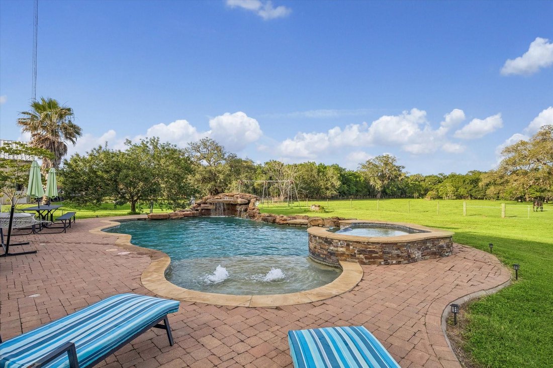 House in Angleton, Texas, United States 3 - 17858026