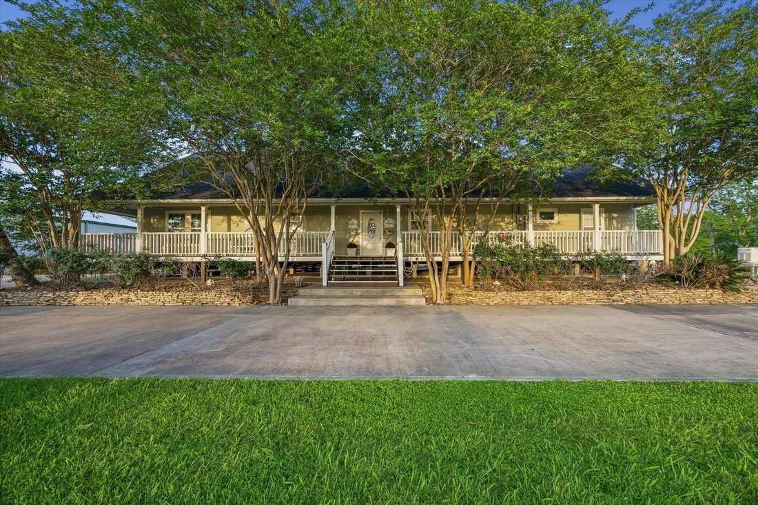 House in Angleton, Texas, United States 1 - 17858026