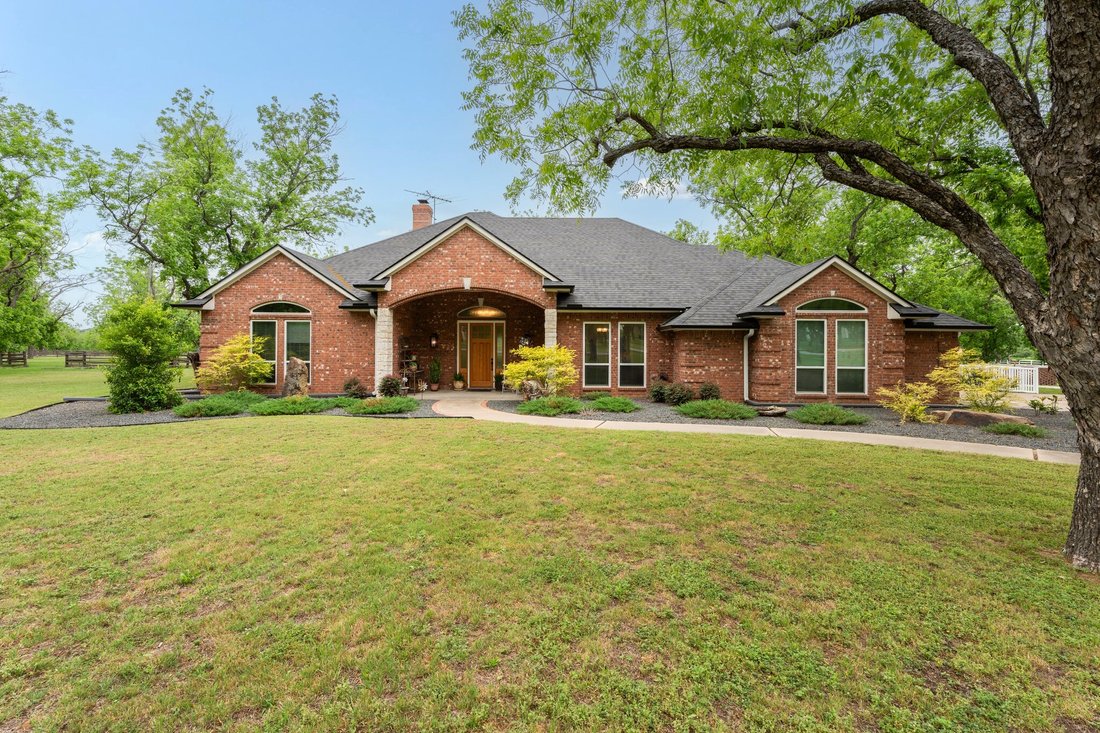 House in Granbury, Texas, United States 2 - 17859598