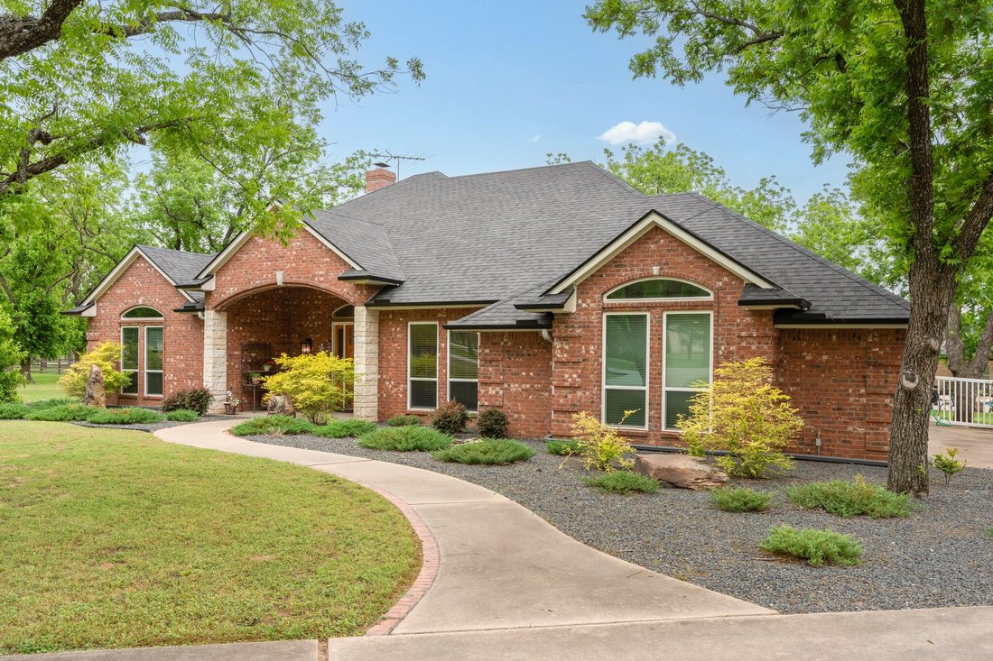 House in Granbury, Texas, United States 3 - 17859598