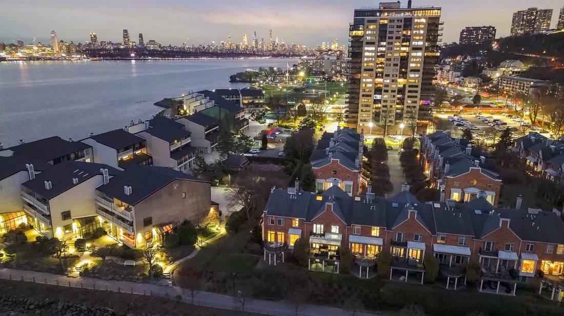 Townhouse in Edgewater, New Jersey, United States 2 - 17859619