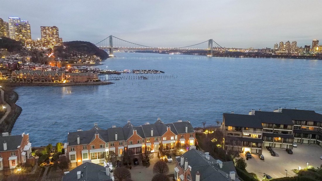 Townhouse in Edgewater, New Jersey, United States 1 - 17859619