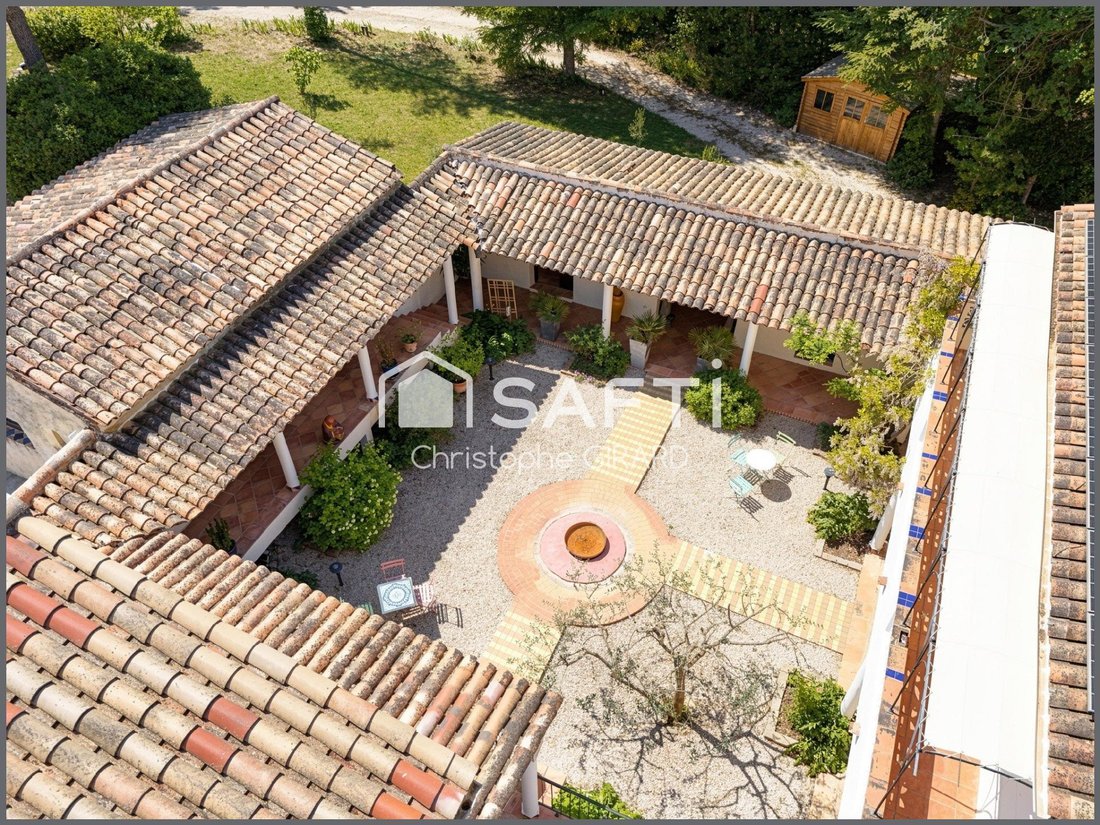 House in Bonnieux, Provence-Alpes-Côte d'Azur, France 2 - 17860499