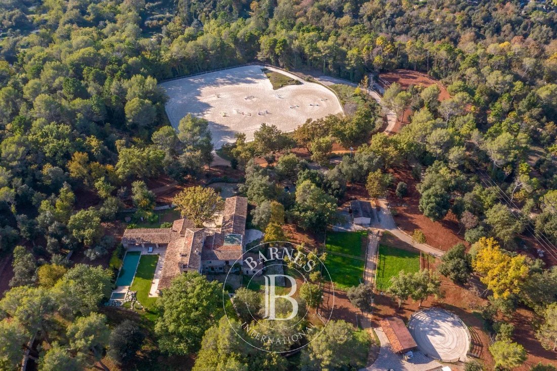 Estate in Nord, Roquefort-les-Pins, France 1 - 17862580
