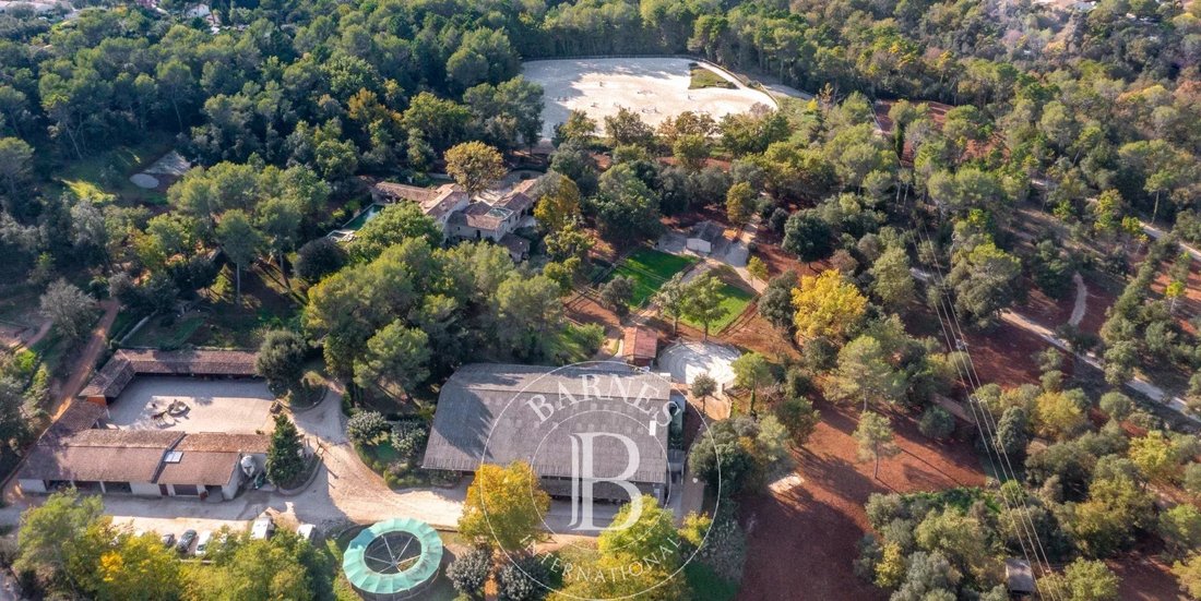 Estate in Nord, Roquefort-les-Pins, France 3 - 17862580