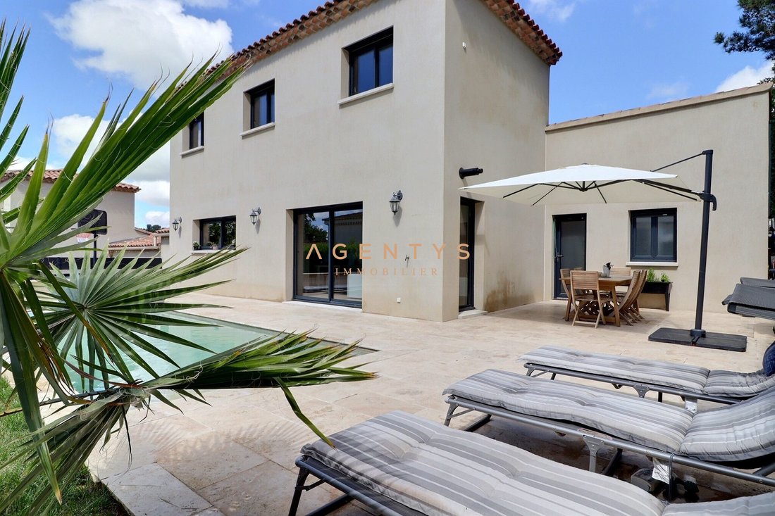 Villa in Saint-Chamas, Provence-Alpes-Côte d'Azur, France 1 - 17868862
