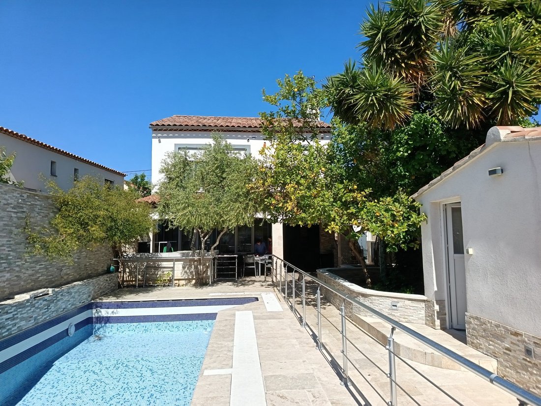 House in Le Revest-les-Eaux, Provence-Alpes-Côte d'Azur, France 1 - 17868793