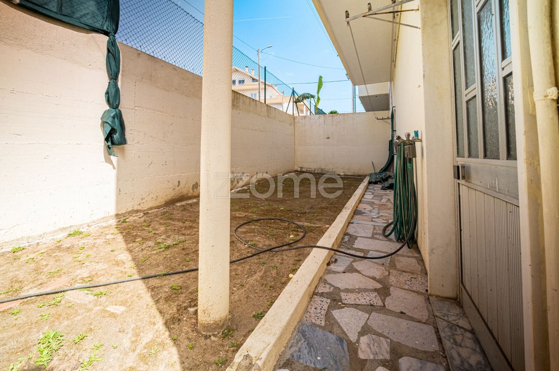 House in Camarate, Unhos e Apelacao, Lisbon, Portugal 5 - 17868128