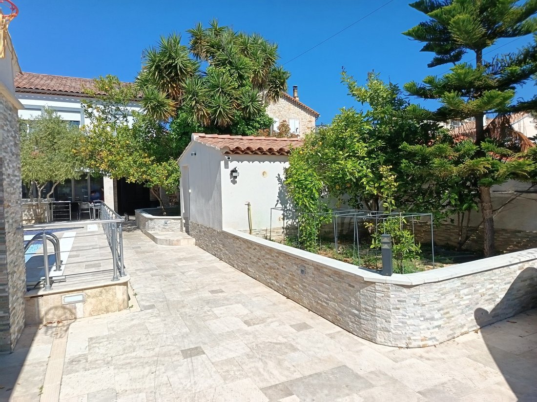 House in Le Revest-les-Eaux, Provence-Alpes-Côte d'Azur, France 4 - 17868793