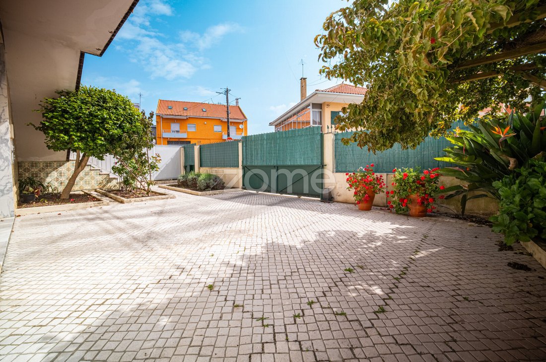 House in Camarate, Unhos e Apelacao, Lisbon, Portugal 1 - 17868128
