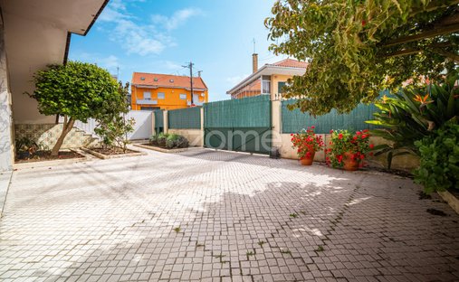 House in Camarate, Unhos e Apelacao, Lisbon, Portugal 1