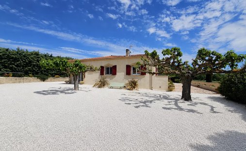Estate in Lambesc, Provence-Alpes-Côte d'Azur, France 1