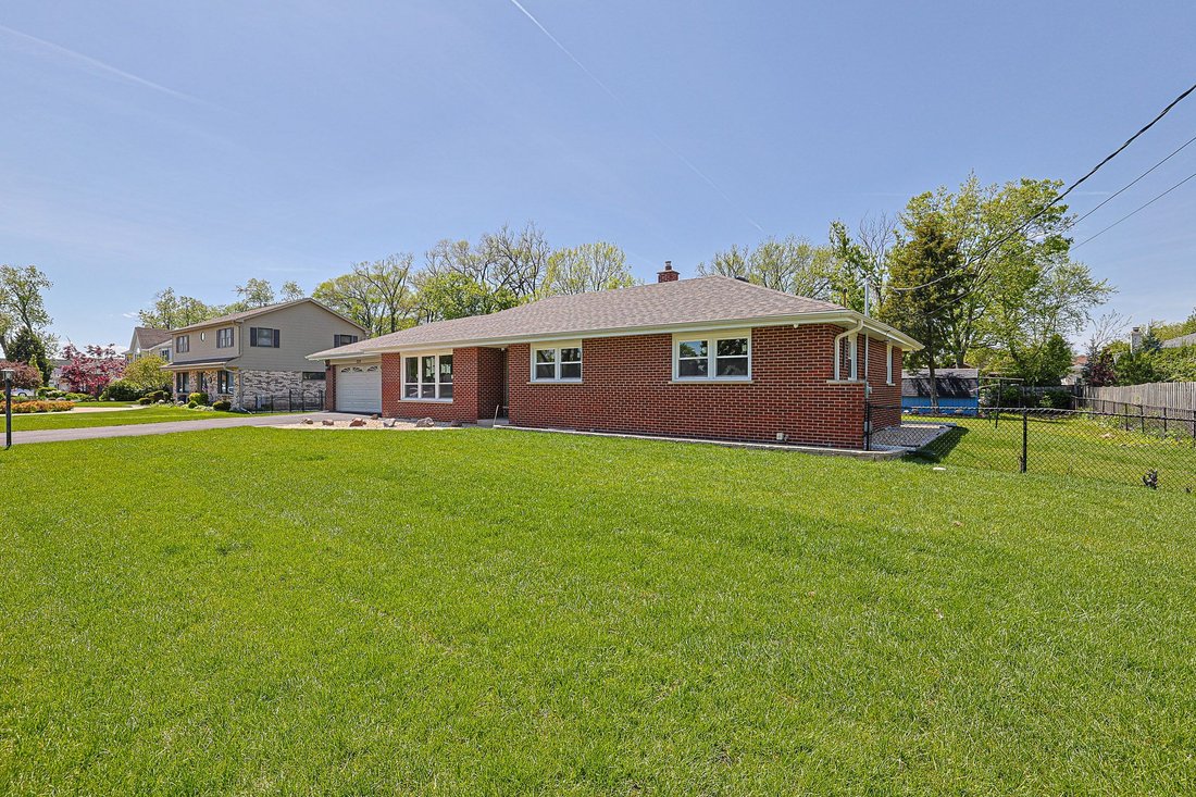House in Des Plaines, Illinois, United States 2 - 17863063