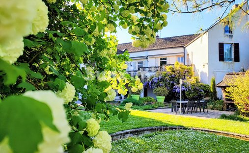 Estate in Centre Ville, Beaune, France 1