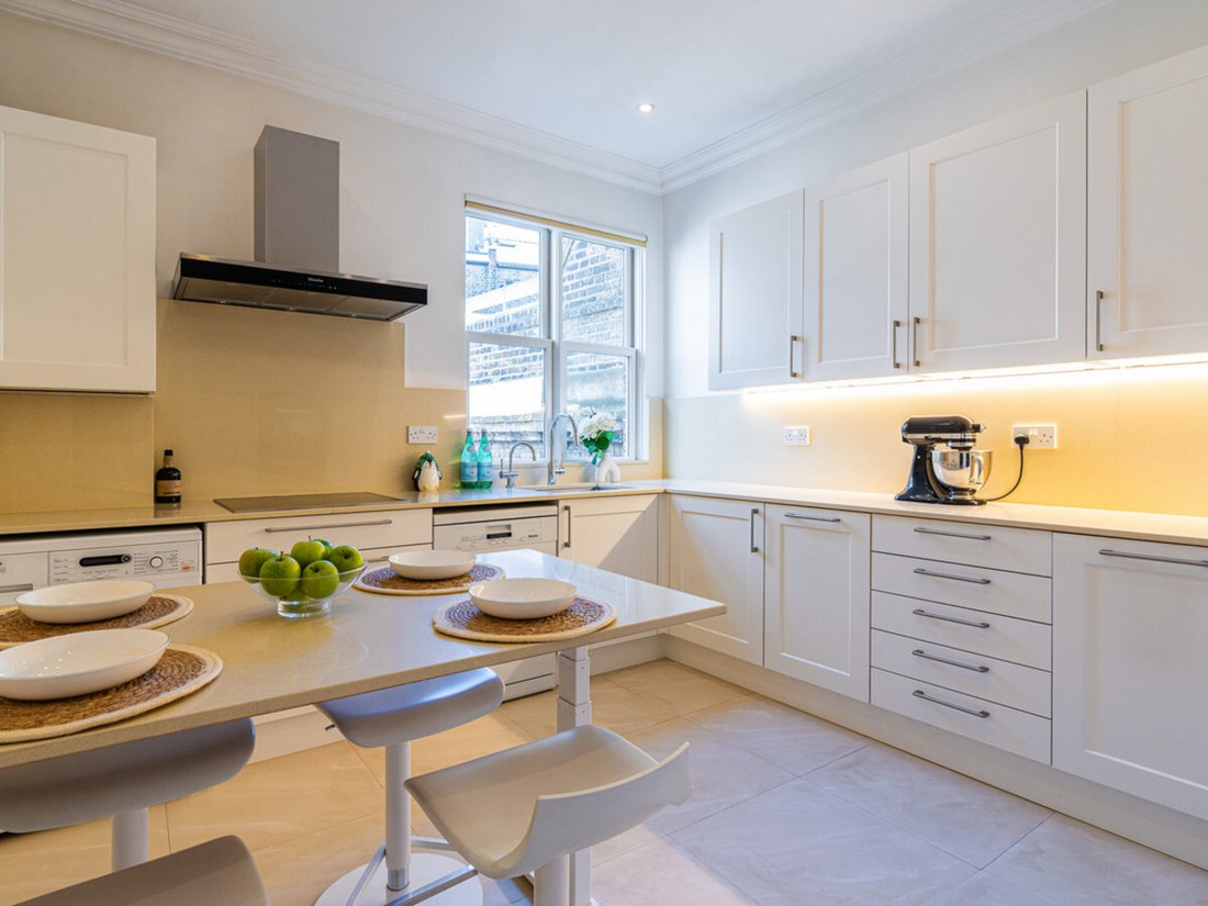 Apartment in Barons Court, Hammersmith and Fulham, England 4 - 17867029