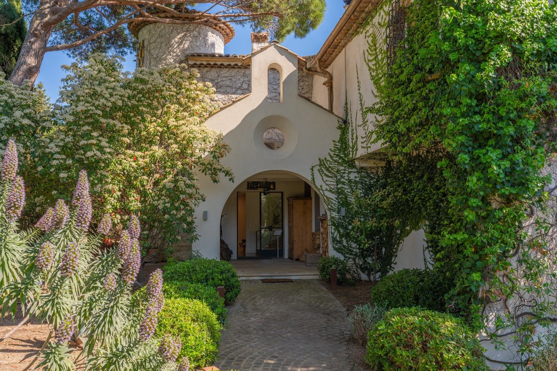 House in Grasse, Provence-Alpes-Côte d'Azur, France 2 - 17863965