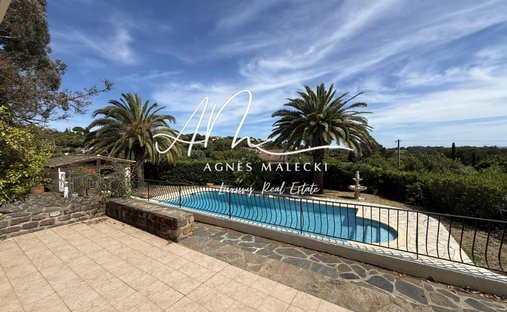 Estate in La Croix-Valmer, Provence-Alpes-Côte d'Azur, France 1