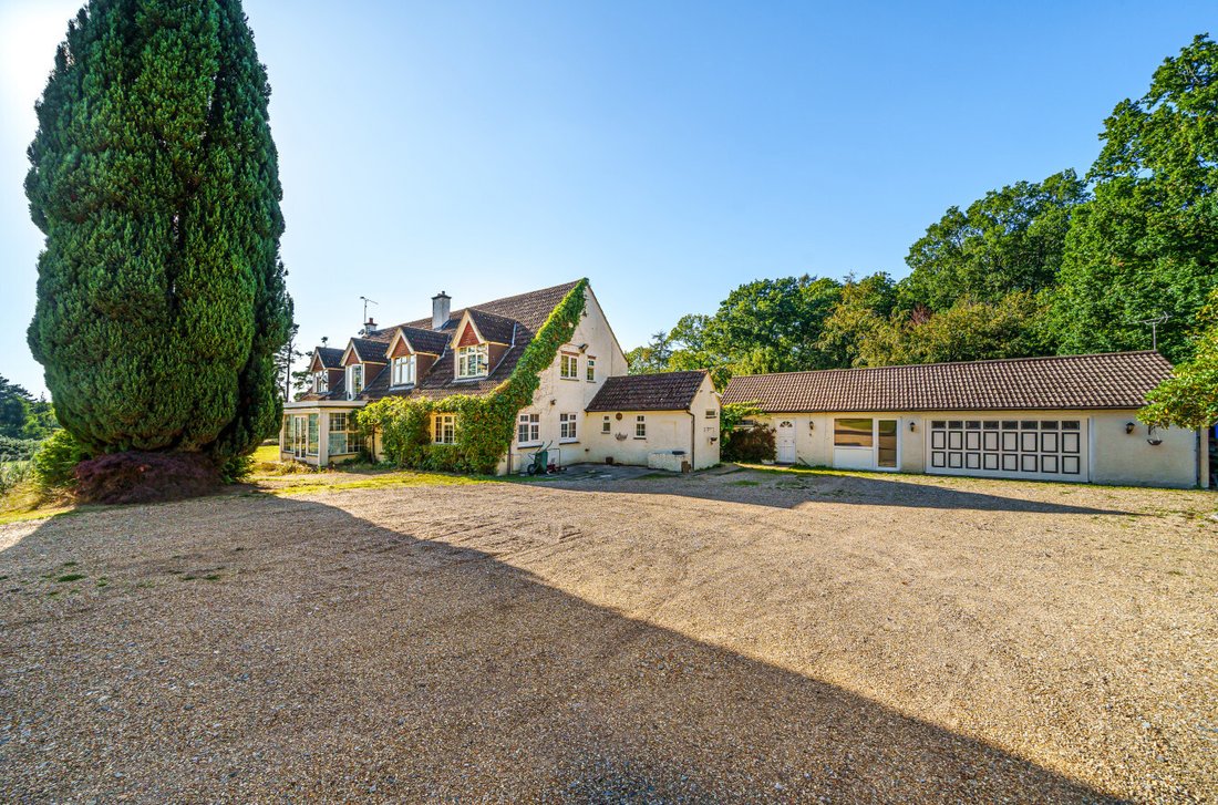 House in Hindhead, Grayshott, England 5 - 17861073