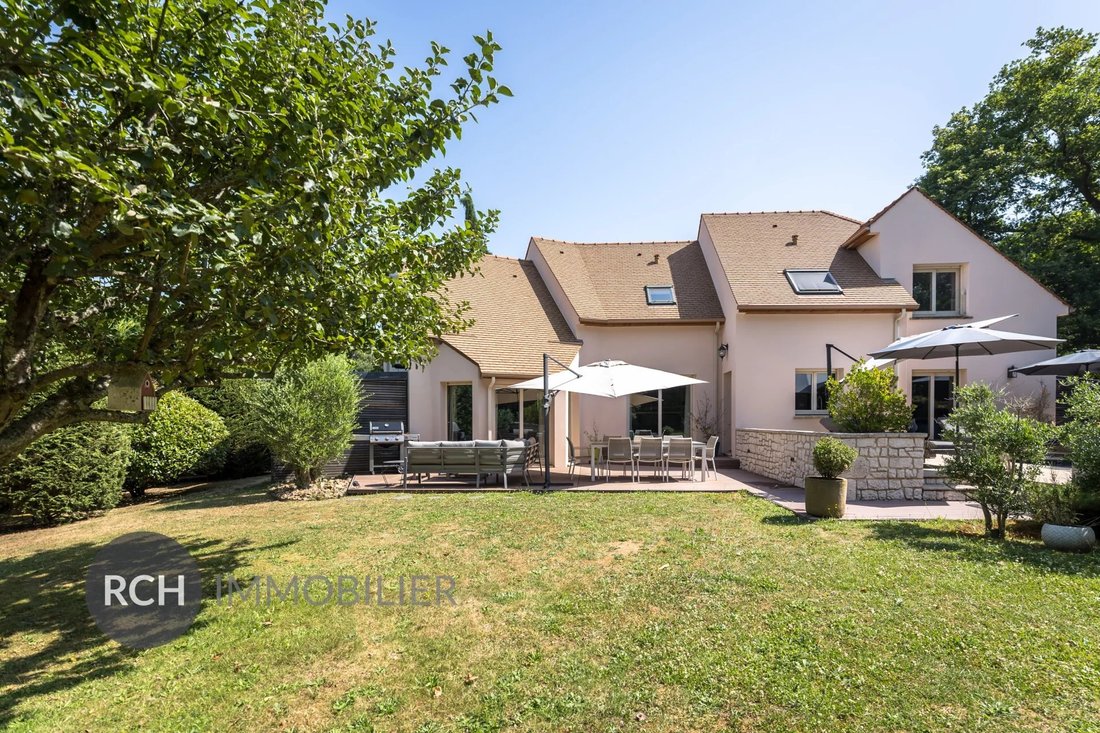 House in Bazoches-sur-Guyonne, Ile-de-France, France 1 - 17653847