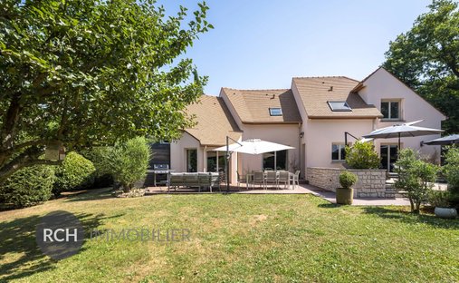 House in Bazoches-sur-Guyonne, Ile-de-France, France 1