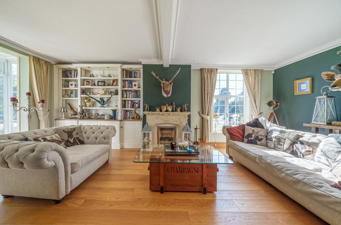 House in Hindhead, Grayshott, England 2 - 17861073