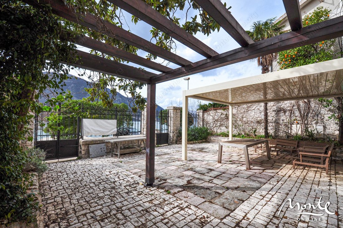 Villa in Dobrota, Kotor Municipality, Montenegro 2 - 17861258