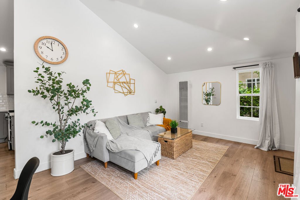 Los Angeles, California, United States 5 - 17865027