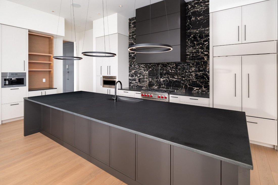 House in Kelowna, British Columbia, Canada 4 - 17868493