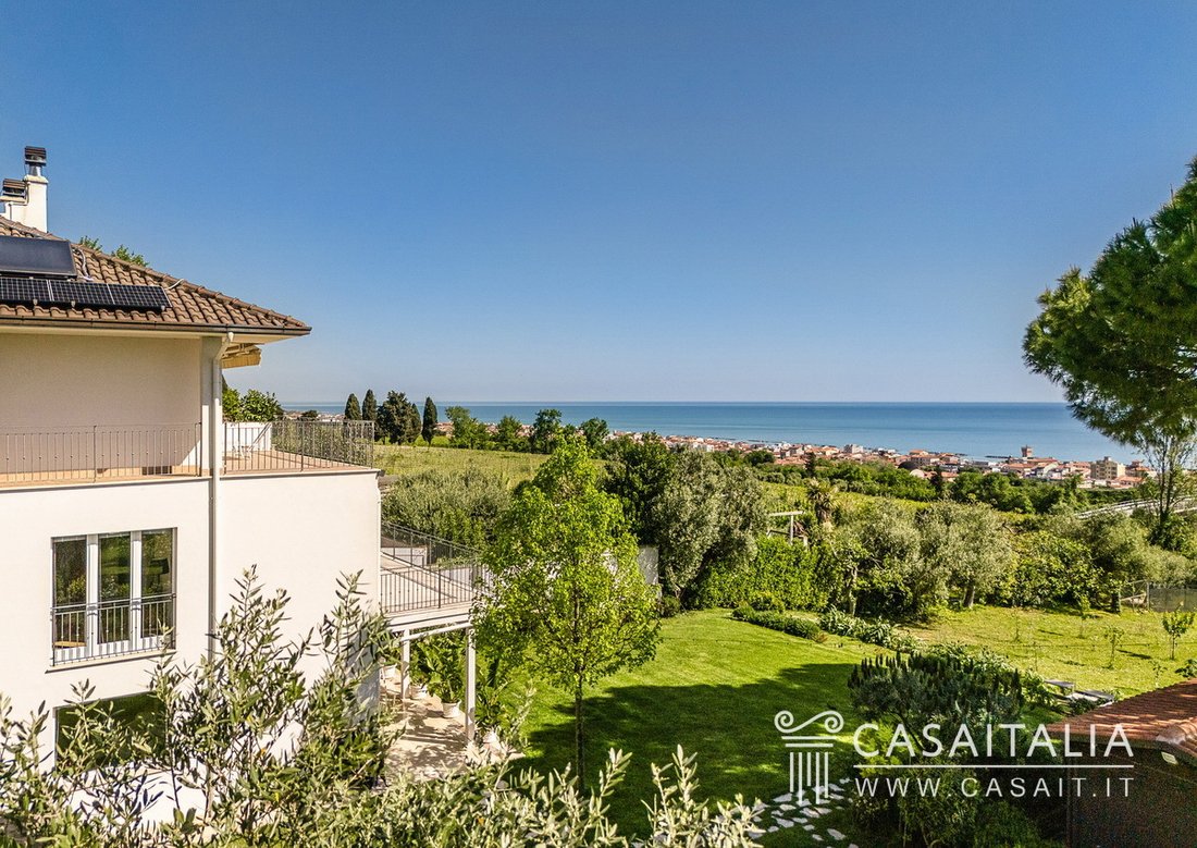 Villa in Potenza Picena, Marche, Italy 1 - 17869240