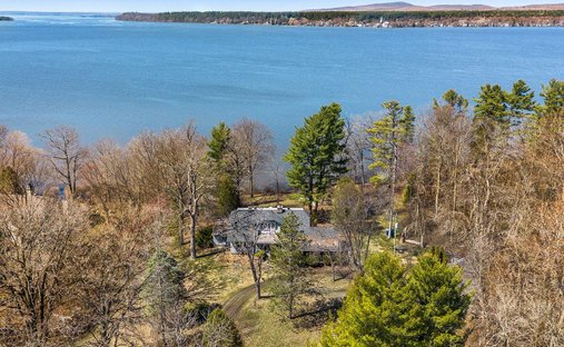 House in Hudson, Quebec, Canada 1