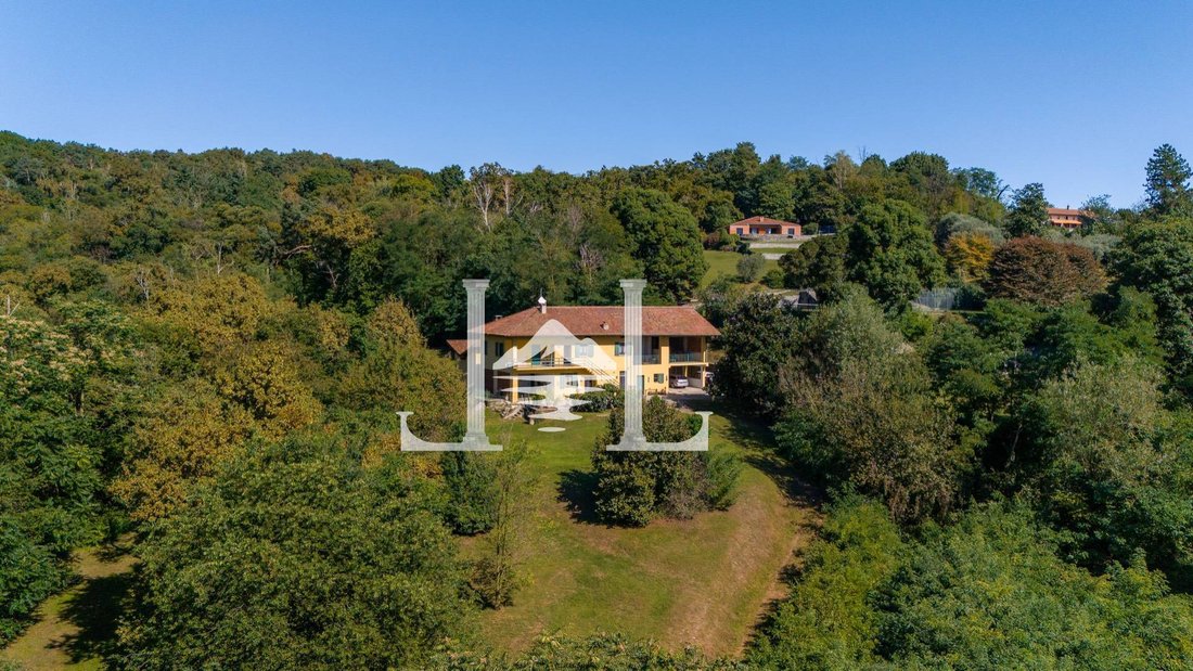 Villa in Angera, Lombardy, Italy 1 - 15688552