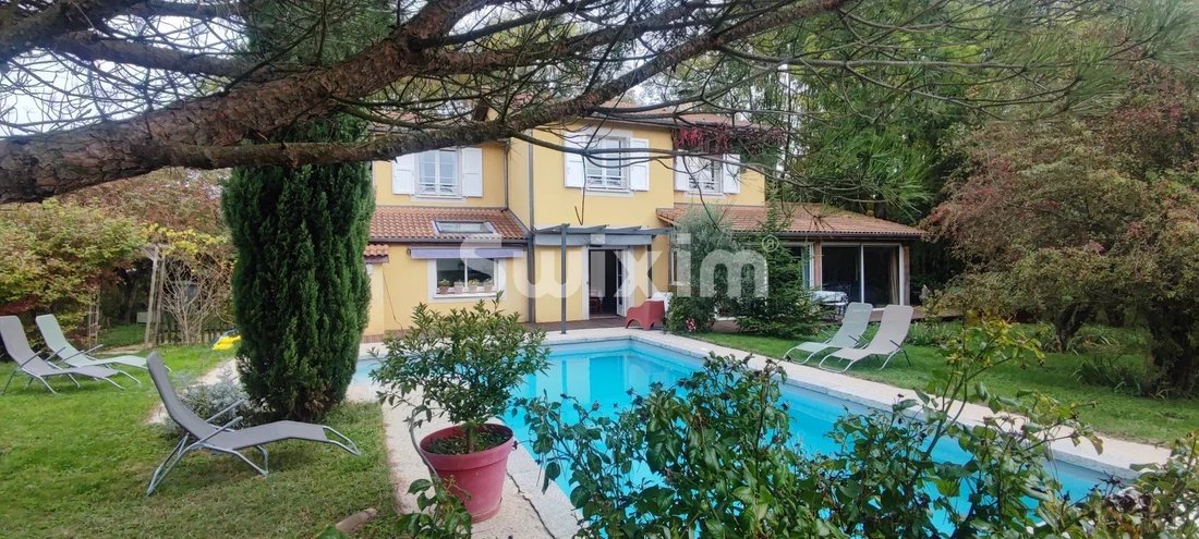 Estate in Saint-Cyr-sur-le-Rhone, Auvergne-Rhône-Alpes, France 1 - 17870589
