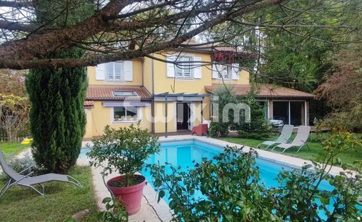 Estate in Saint-Cyr-sur-le-Rhone, Auvergne-Rhône-Alpes, France 1