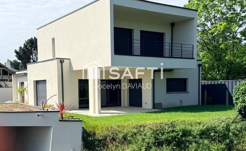 House in Juigne-sur-Loire, Les Garennes-sur-Loire, France 1