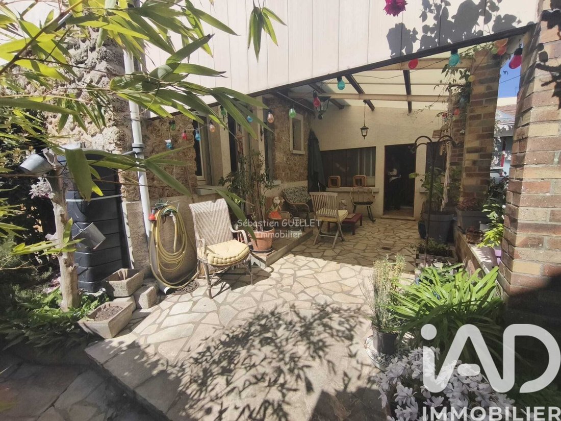 House in Le Mesnil-Saint-Denis, Ile-de-France, France 1 - 17884651