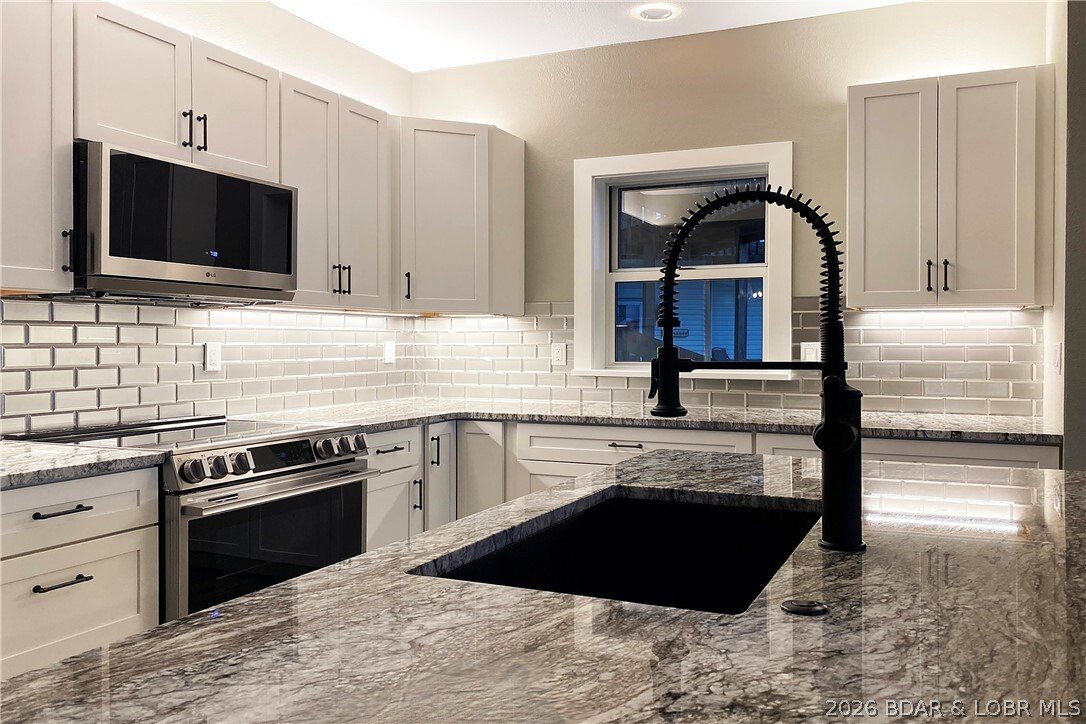 Condo in Sunrise Beach, Missouri, United States 2 - 17880749